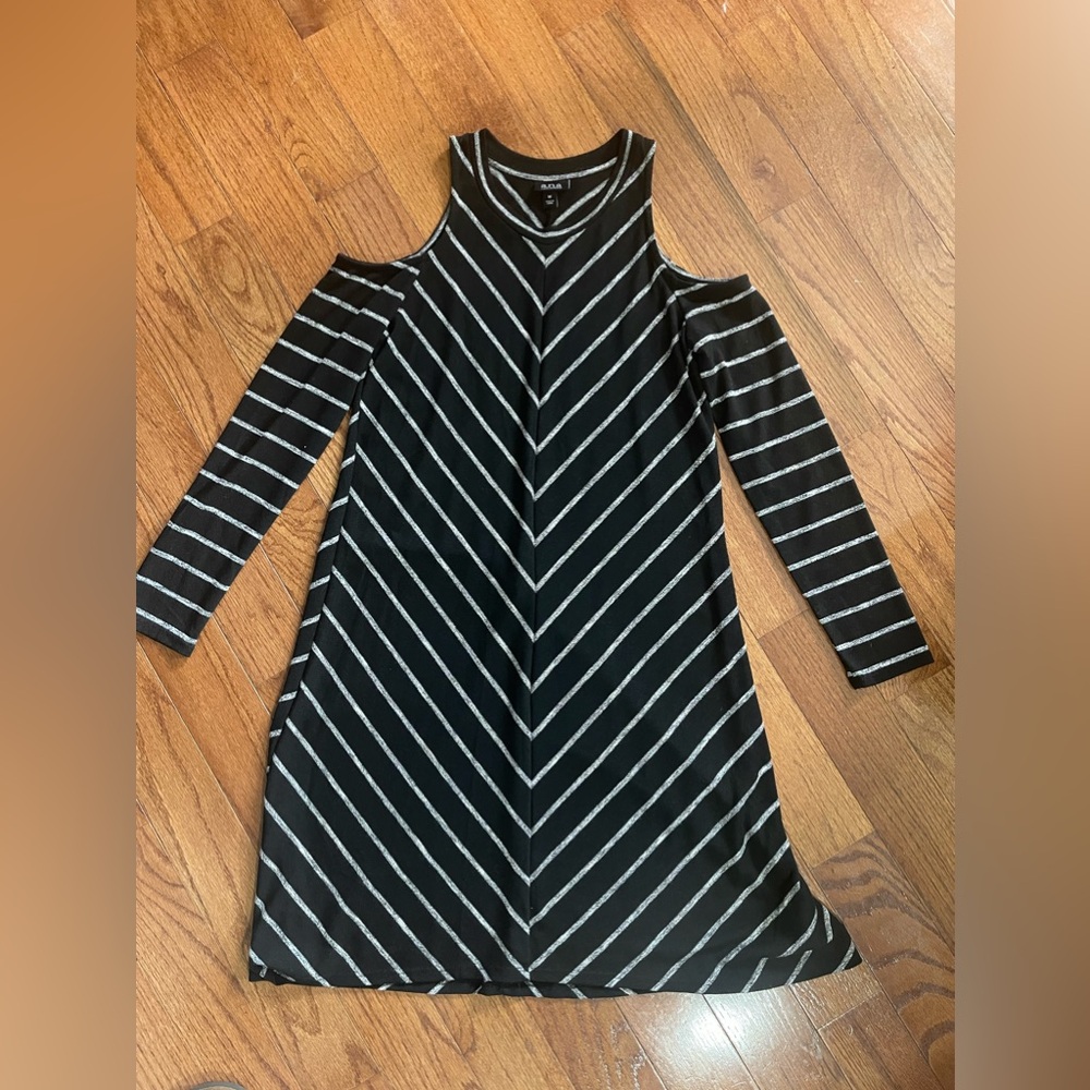 Cold Shoulder Long Sleeve - Sz M